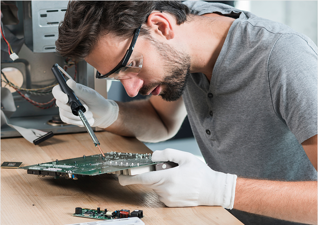 Technik naprawia płytę główną